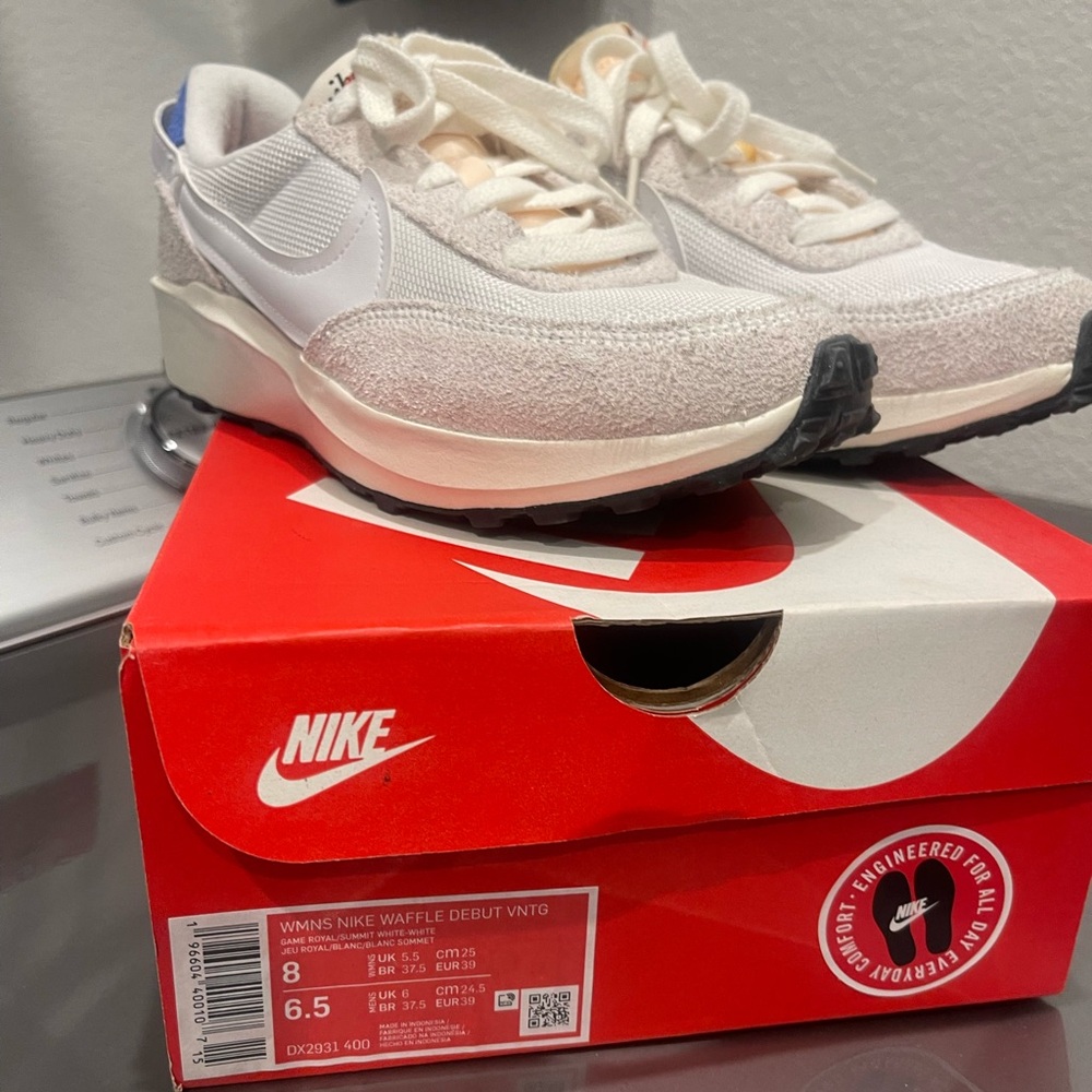 Nike Waffle Debut
Women's Shoes
Size 8